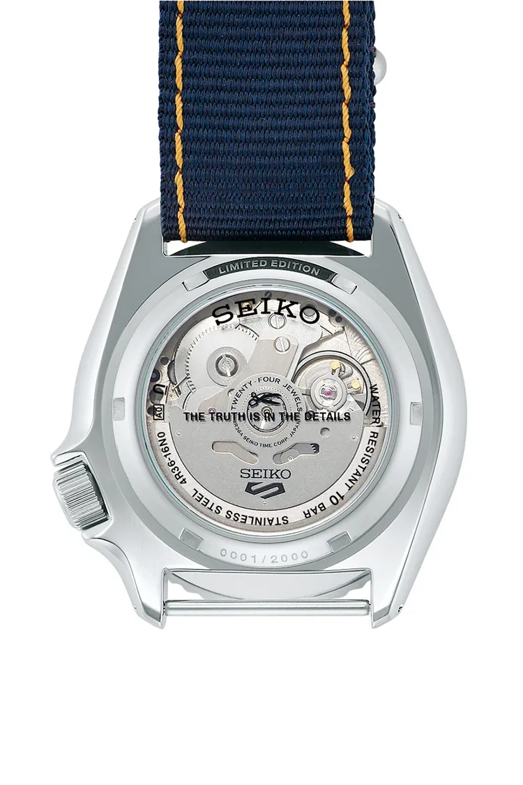 錶背印有DENHAM標誌性的剪刀商標及「THE TRUTH IS IN THE DETAILS」品牌理念。品牌提供