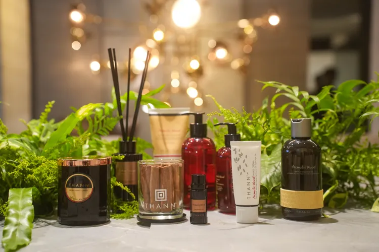 香木系列香氛蠟燭、精油擴香瓶、複方精油、洗髮精、護髮乳、香氛沐浴精、身體按摩油等。品牌提供