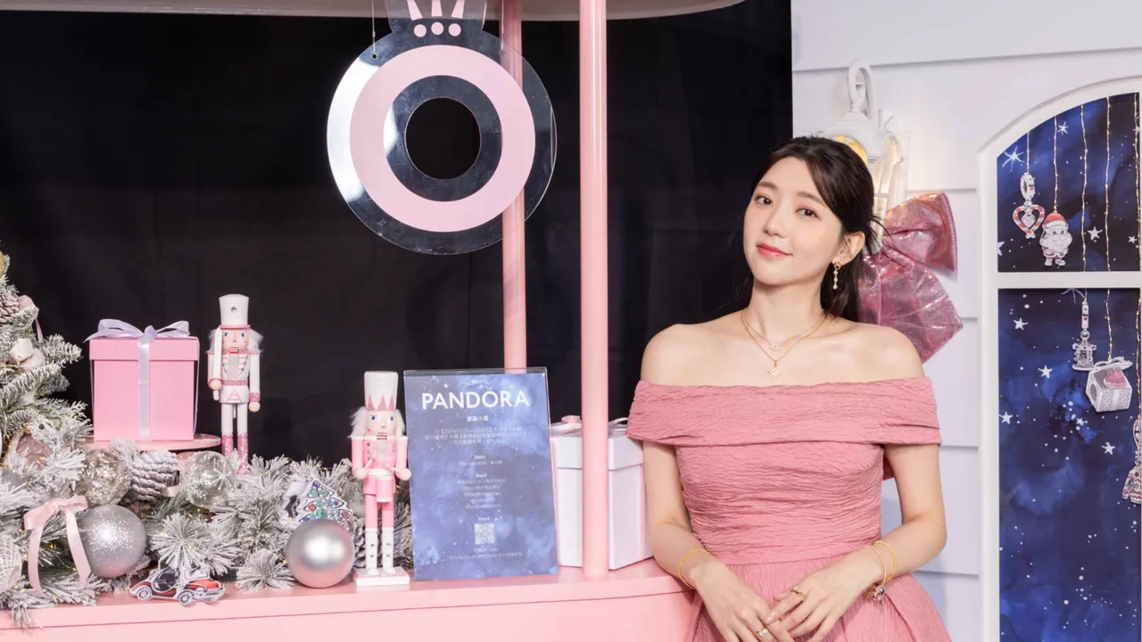 郭雪芙搶先開箱PANDORA「BE LOVE聖誕小屋」。品牌提供