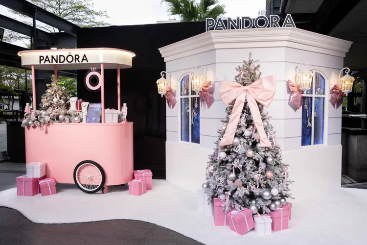 PANDORA在信義A8打造「BE LOVE聖誕小屋」。品牌提供