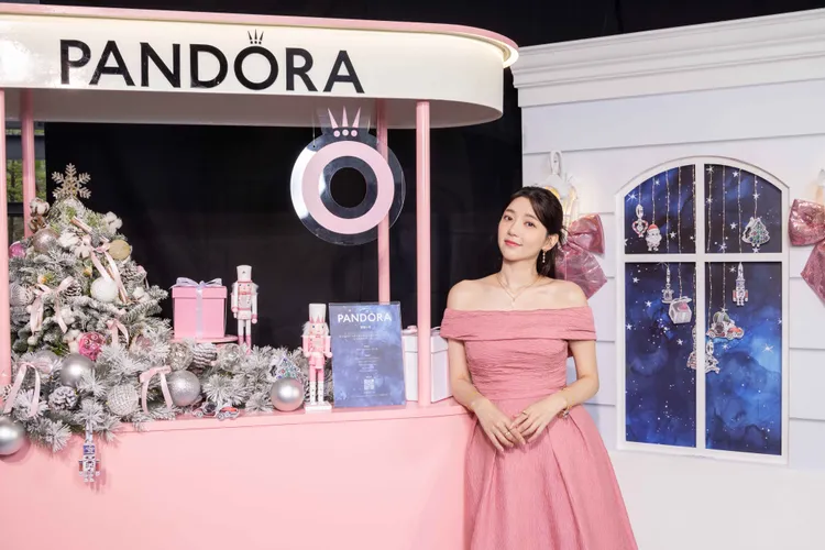 郭雪芙以粉色平口小洋裝現身PANDORA「BE LOVE聖誕小屋」。品牌提供