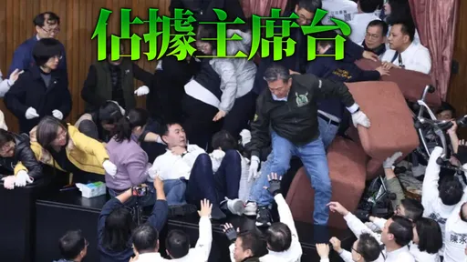 立院大混战!蓝兵分三路攻入与绿肉搏战 掐颈揣脚砸瓶打成一团 (多图)