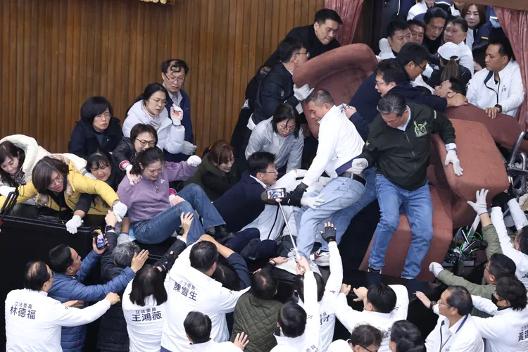 立院大混戰，藍綠立委打成一團。彭欣偉攝