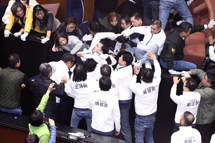 立院大混戰，藍綠立委打成一團。彭欣偉攝