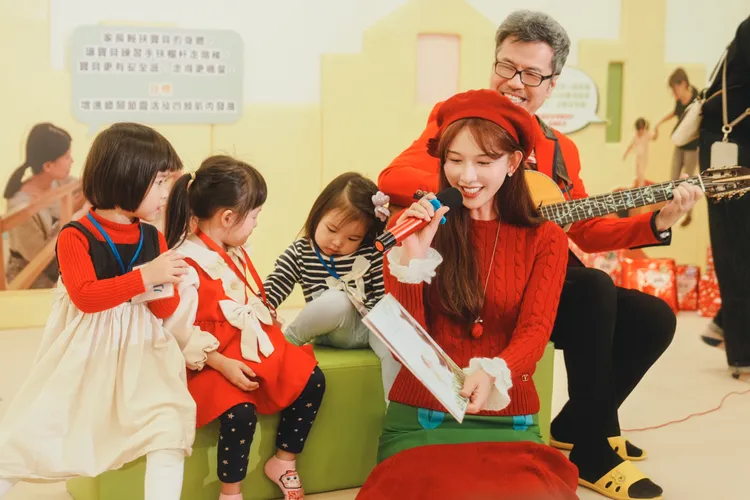 黃國倫（右起）、林志玲陪小朋友唱歌跳舞。寇乃馨提供