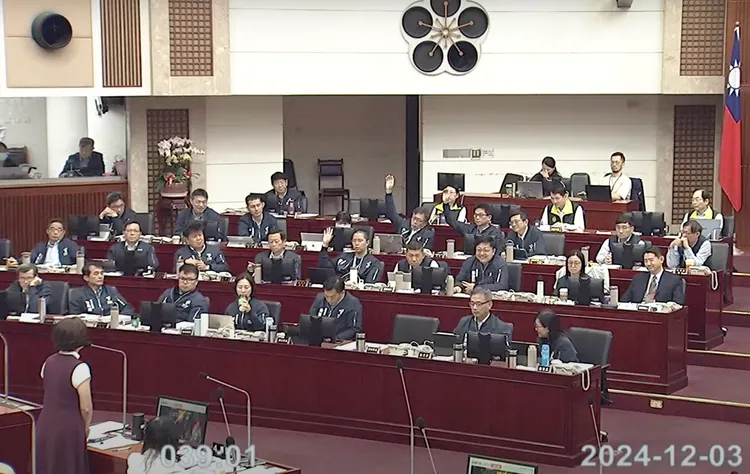 晚間9時仍有不少北市府職員在加班。翻攝台北市議會直播