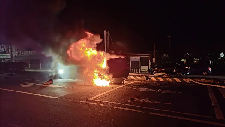 小客車撞爛翻覆被燒得只剩骨架。翻攝畫面