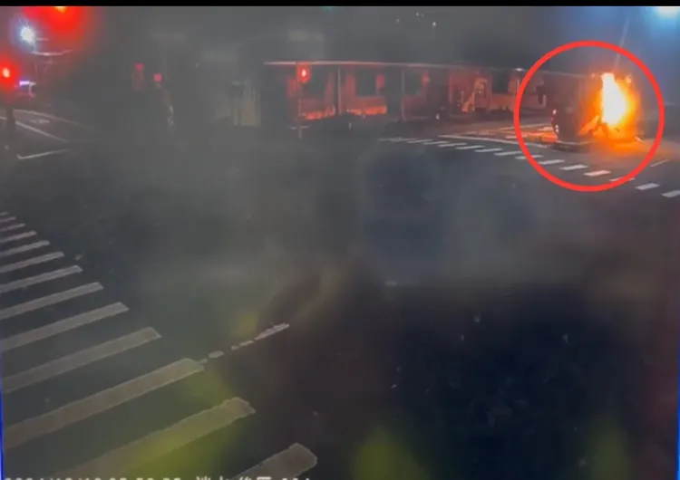 楊男疑似疲勞駕駛，完全沒有減速下直接偏離車道撞向分隔島後立刻起火。翻攝畫面