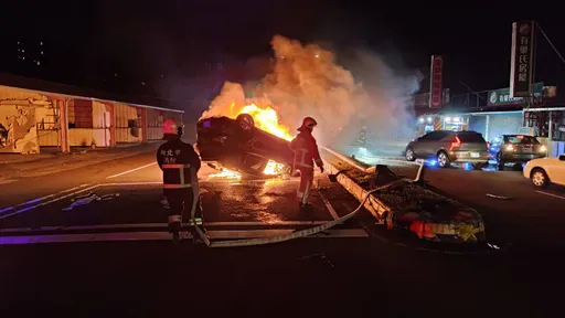 三芝淡金公路清晨「火烧车」!疑疲劳驾驶酿祸 冲撞分隔岛瞬间起火画面曝光
