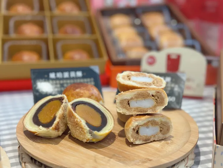 85℃暢銷超過12年的明星商品經典鳳梨酥禮盒內餡香甜，搭配金黃色奶香十足的餅皮，香醇又順口。85℃提供