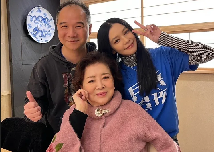 陳淑芳、徐若瑄與新北市樂心關懷協會創會理事長林陽晋開心合影。協會提供