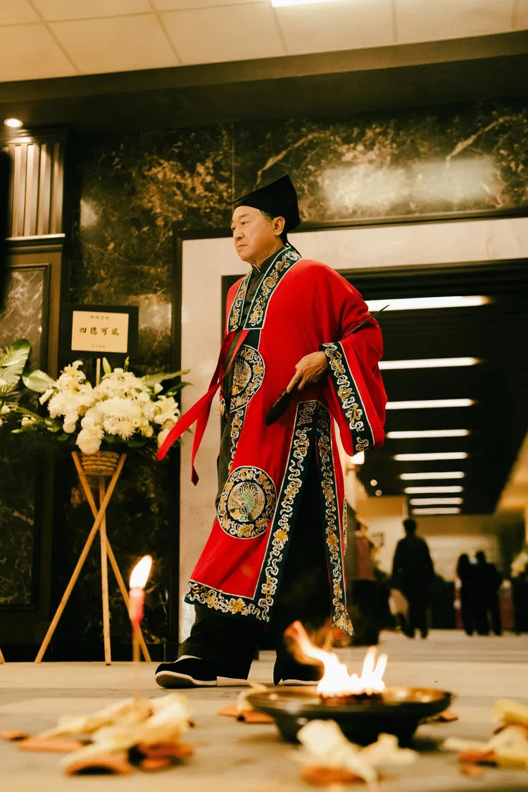 「影壇祖師爺」許冠文為戲特學破地獄儀式。華映提供