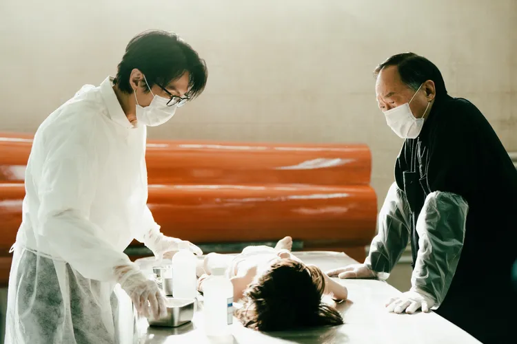 二代喜劇泰斗許冠文黃子華《破·地獄》真實還原殯葬過程。華映提供