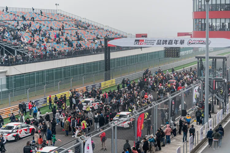 Corolla Cup比賽前開放所有民眾到賽道上近距離觀看賽車、與參賽車手互動，體驗賽道熱血氛圍。業者提供