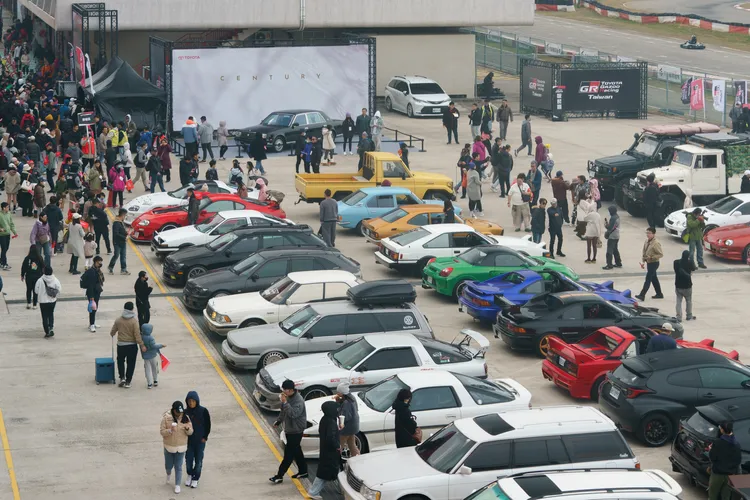 Show & Shine車聚號召百台TOYOTA歷年經典車款一字排開，更特別展出日本天皇座駕TOYOTA Century。業者提供