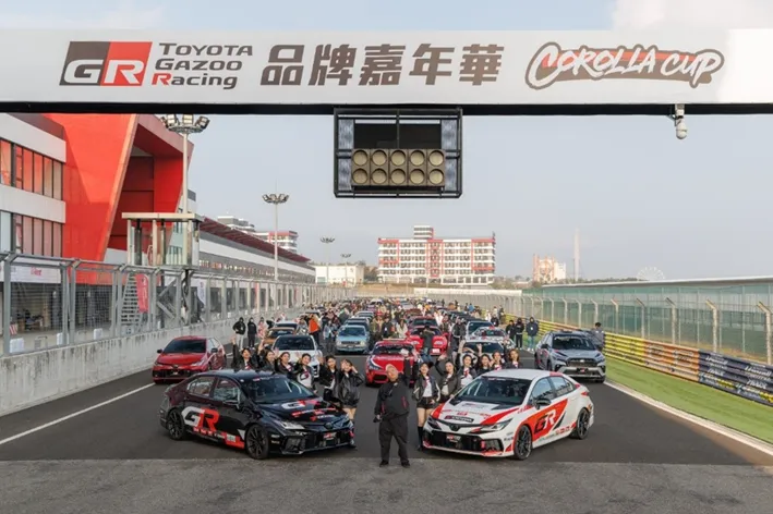由Corolla Cup統規賽車、GR車款領銜，以及經典車款列隊齊聚賽道共同合影留念，為活動畫下完美句點。業者提供