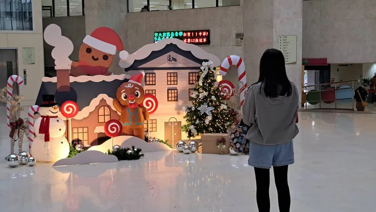大墩文化中心大廳設置薑餅人玩偶。市府提供
