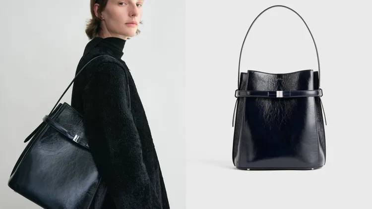 TOTEME獨家限定藏藍Belted Naplack水桶包，4萬4980元。品牌提供