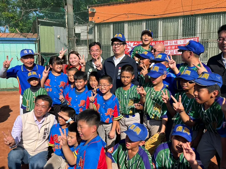 陳其邁探視復興國小棒球隊。翻攝畫面