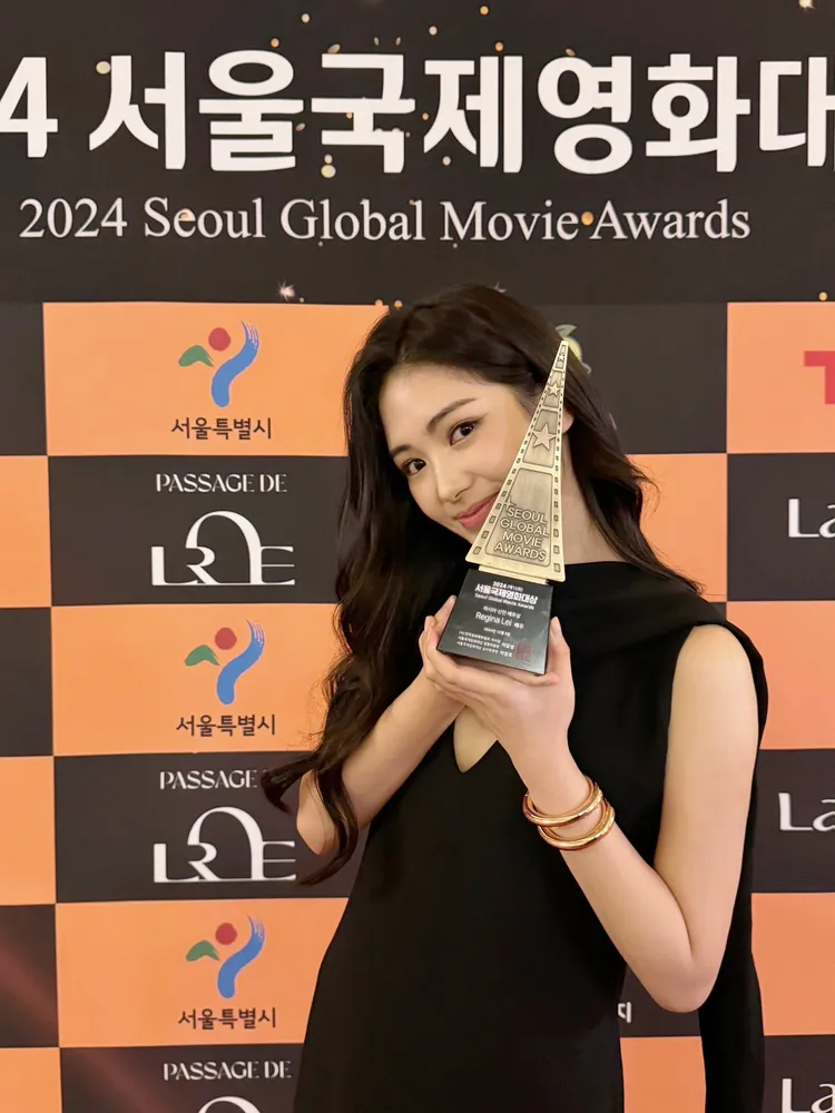 雷嘉汭開心與獎座合影。凱渥提供