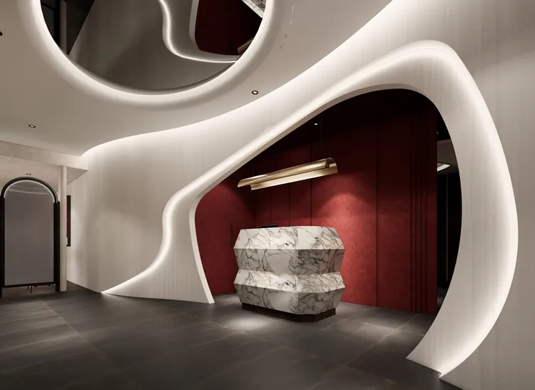 桃園同德店新店裝選用王品牛排品牌花「玫瑰」為主題，將深紅玫瑰色調貫穿整個空間，營造浪漫氛圍。業者提供