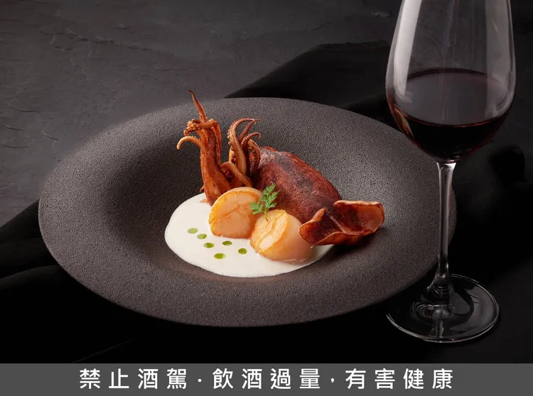 12/10到12/31期間，到王品牛排桃園同德店消費2客套餐，於社群打卡或發限時動態，出示畫面，就款待總價值近千元的「炙烤魷魚佐干貝」搭配單杯紅酒。業者提供