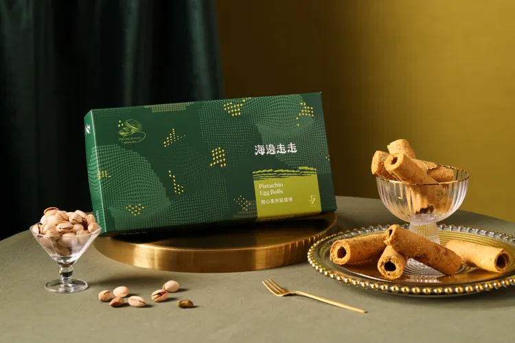 採用新鮮飽滿的開⼼果為原料調製而成鹹甜蛋捲餡，全新口味「開心果夾餡蛋捲」福氣登場。業者提供