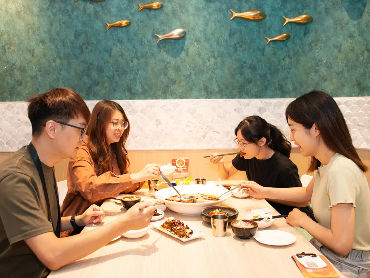 「溜溜酸菜魚專賣店」 即日起至12月31日全台各分店也有同步優惠 。漢來美食提供