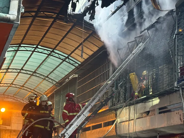 警消灌救。新竹縣消防局提供