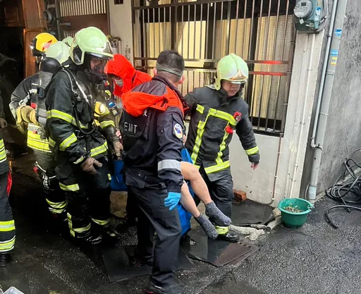 竹北民宅火警 勇消救出受困阳台老翁送医