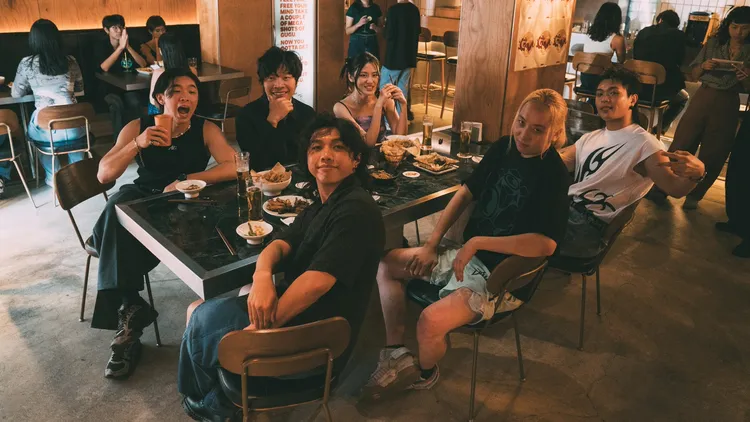 盧廣仲（左2後）在美秀集團新歌《手機錢包鑰匙菸》中展現極致怪異演技。圖／美秀集團提供