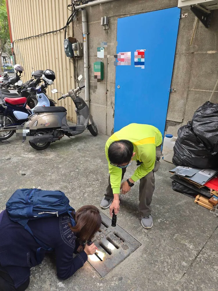 防疫人員進行水溝孳生源檢查。衛生局提供