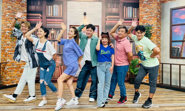 (左起)柯大堡、營養師余朱青、梁佑南、陳隨意、萁媽、王中平與terry江振愷攜手主持。公視台語台提供