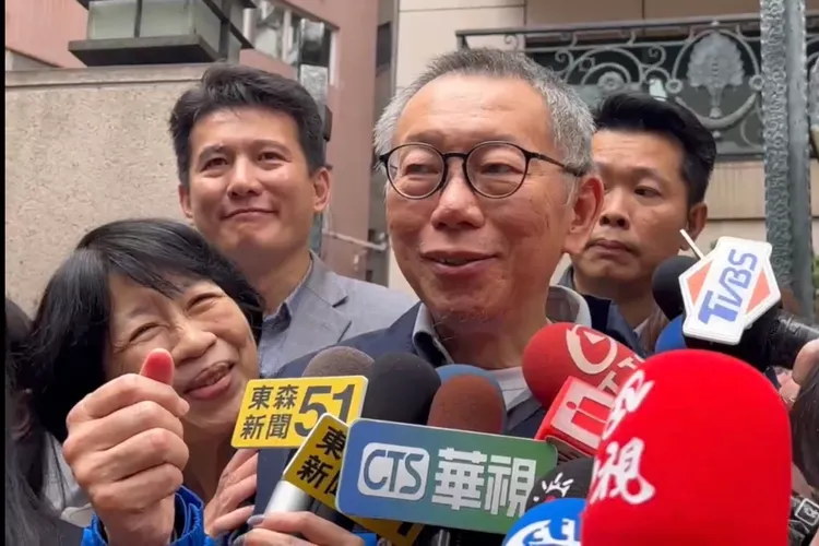 陳佩琪開心的看著柯文哲，欣慰能和他一起過年。特勤中心攝