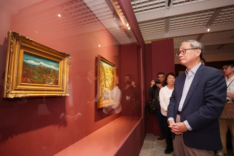 李遠欣賞陳澄波畫作〈玉山積雪〉。文化部提供