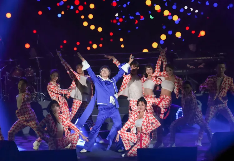 馮偉傑帶舞群華麗唱跳，場面滂薄。圖／瑞揚創意提供