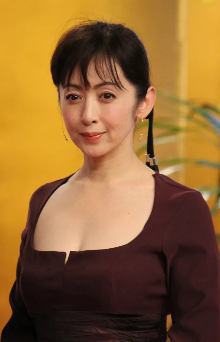 齊藤由貴2017年出席NHK大河劇《西鄉殿》卡司發布會，後來因爆出不倫醜聞而辭演。翻攝東寶藝能X