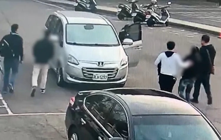 詐團17歲少年車手、監控手於竹林山觀音寺前分別落網。翻攝畫面