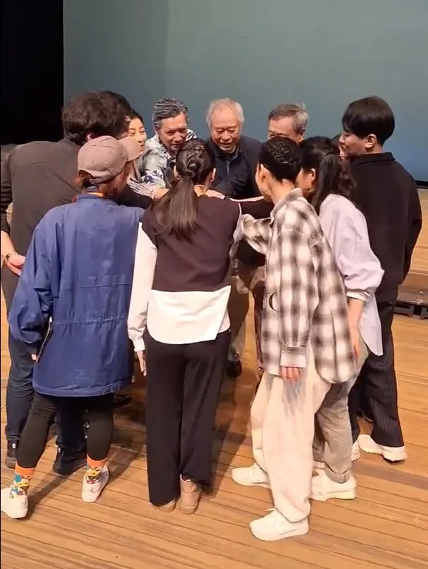 演出前李安在台上和眾演員一起喊加油。翻攝榆丹臉書