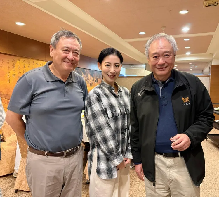 大久保麻梨子（中）和李安（右）、李崗兄弟合影。翻攝大久保麻梨子臉書