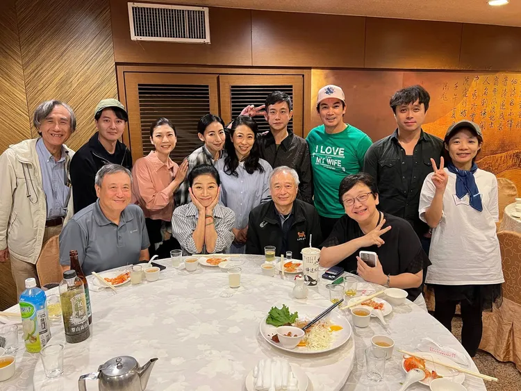 《時光の手箱》舞台劇慶功宴大合照。翻攝方文琳臉書