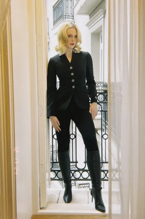 外套腰線的合身剪裁以及復古馬鐙緊身褲，打造出馬術風格輪廓。翻攝艾兒芬妮IG