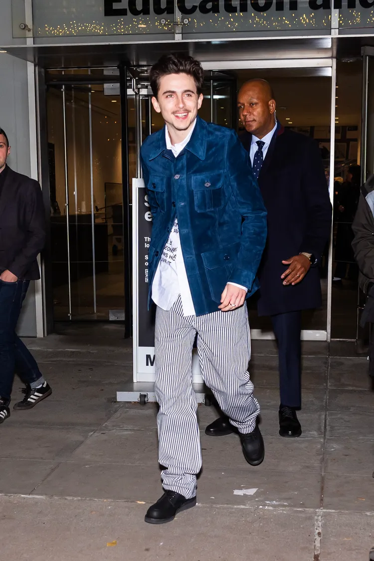 甜茶身穿Chloé訂製款海軍藍麂皮軍官外套。品牌提供