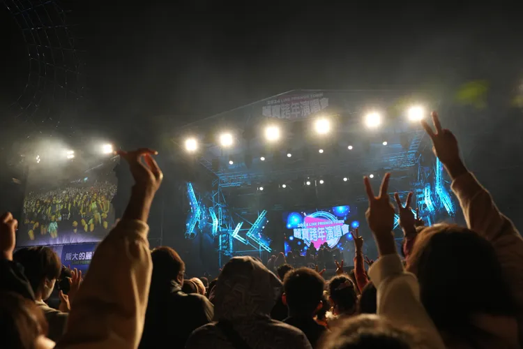 2025麗寶跨年演唱會搭配摩天輪動畫秀和高密度煙火。交通部觀光署提供