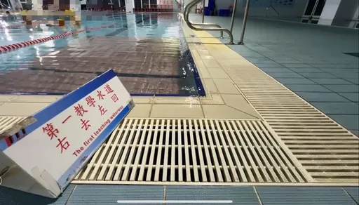 離奇!資深游泳教練沉泳池底14分鐘 救生員拉起送醫不治!檢警解剖釐死因