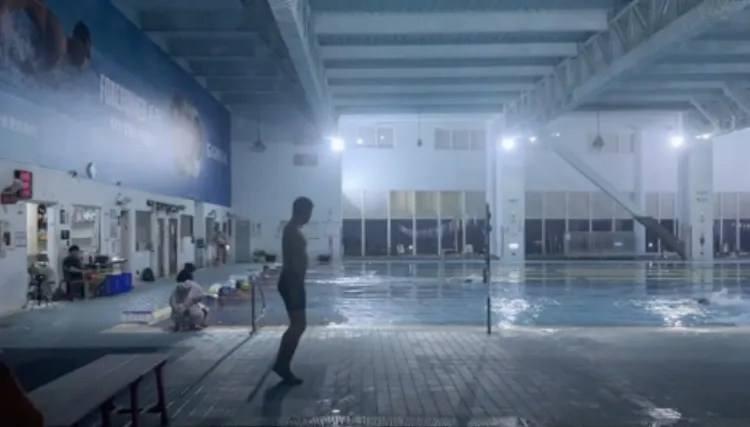 蔡男原本正常游泳，卻突然沉入池底，14分鐘後才被救生員發現並拉上岸。民眾提供