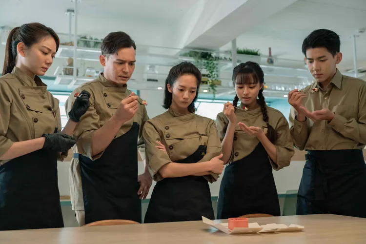 《不愛，愛》是以天才甜點師為視角的職人劇，邱珮淇（左起）、倪安東、韓寧、陳巧媛、曾向鎮等參與演出。良人行、東森電視提供