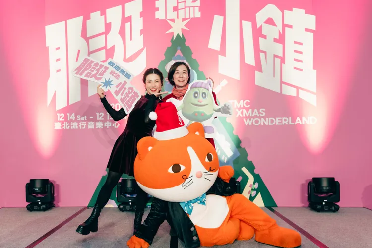 江老師（左）、黃韻玲師與大家共度耶誕氛圍。小公視提供