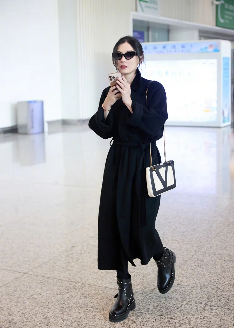 張柏芝今現身機場，一身黑搭配VALENTINO VIVA SUPERSTAR手袋。翻攝咪咕視頻微博