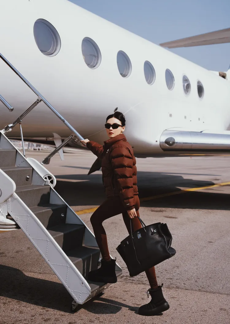 張柏芝套上The North Face x SKIMS羽絨衣，內搭SKIMS塑形貼身衣褲，足蹬Roger Vivier雪靴，拎著黑色柏金包。翻攝張柏芝工作室微博